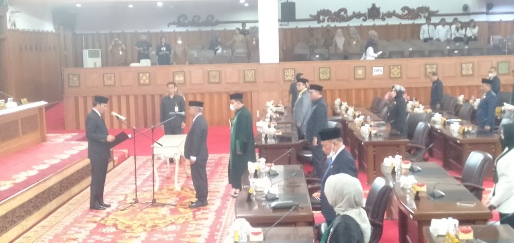 Ketua DPRD Provinsi Jambi Edi Purwanto Saat Mengambil Sumpah Jabatan PAW Anggota DPRD Provinsi Jambi Abdul Jalil di Aula Gedung DPRD Provinsi, Senin (25/10/2022).