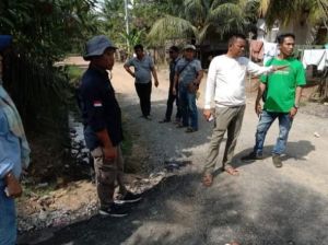 Terima Aduan Masyarakat, Anggota DPRD Ini Langsung Cek Pembangunan Jalan di Batanghari 