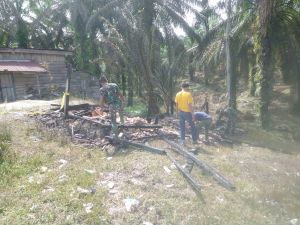 Satgas TMMD Dibantu Warga Bantu Bersihkan Puing Rumah Pasca Kebakaran