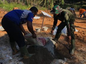 Jalan TMMD di Desa Kembang Seri Baru Rampung Hasil Kerjasama Satgas  dan Warga