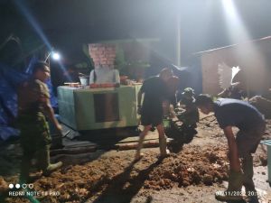 Warga dan Satgas Gotong Royong Bangun Tugu TMMD di Desa Kembang Seri Baru 