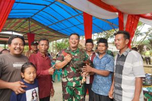Terima Ayam Jago Dari Warga, Brigjen TNI Supriono: Ini Bukti Kehadiran TNI AD Dicintai Masyarakat