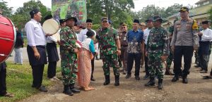 Nek Inah Senang Bisa Bersalaman dengan Dandim 0415/Jambi