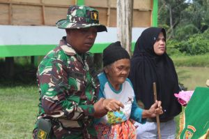 Tanggap..Babinsa Ini Langsung Bantu Lansia Ini yang Ingin Bertemu Danrem 042/Gapu