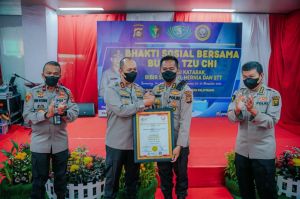 Kapolda Sumsel Serahkan Sertifikat Bintang 5 RS Bhayangkara Palembang 