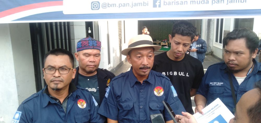 Salah Satu Kandidat Bakal Calon Ketua DPD BM PAN Provinsi Jambi Saat Mengembalikan Formulir Pendaftaran.