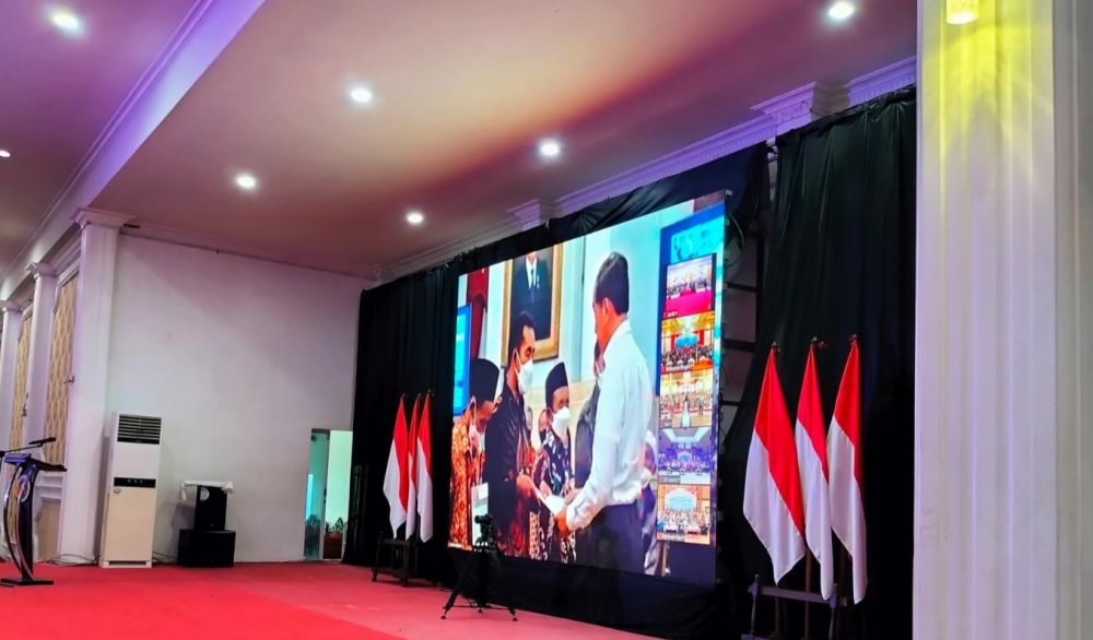 Presiden Jokowi Secara Simbolis Menyerahkan Sertifikat Tanah, Kamis (1/12/2022).
