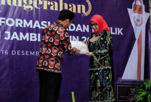 PDI-P Terima Penghargaan di Malam Penganugerahan Keterbukaan Informasi, Ratu : Alhamdulillah