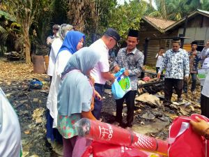 Aspan Beserta Istri Serahkan Bantuan Kursi Roda hingga Kunci Rumah di Tebo Ilir 