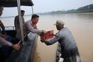 Kapolda Jambi Sisir Sungai Batanghari, Sambangi Satu Persatu Nelayan 