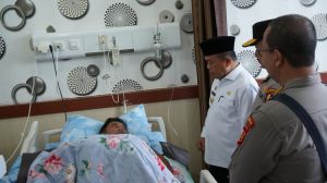 Gubernur Jambi Besuk Kapolda dan Rombongan di RS Bhayangkara