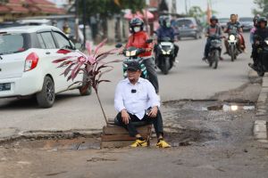 Ivan Wirata Duduki Ruas Jalan Berlobang di Buluran Kota Jambi : Ini Sangat Mengganggu 
