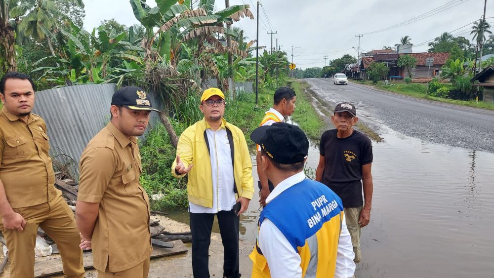 Anggota DPRD Provinsi Jambi Ivan Wirata, Ketua Fraksi Golkar Muaro Jambi Sartono, Pihak BPJN IV Kementerian PUPR dan Pemerintah Desa Muaro Sebapo saat di lokasi,  Selasa (28/2/2023).