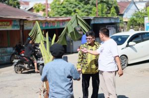 Dibawah Hangatnya Matahari, Ivan Wirata Tinjau Jalan Provinsi Yang Rusak di Buluran Kota Jambi