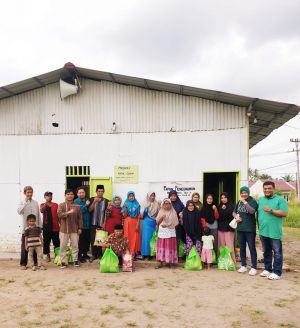 Ramadan Berkah, Nasta Gandeng Wahdah Islamiyah Bagikan Sembako  hingga Alquran ke Kaum Duafa 