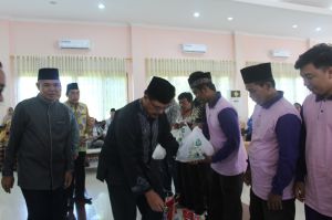Pj. Bupati Tebo Bersama Baznas Salurkan Bantuan Untuk Tenaga Honorer dan Balita Stunting