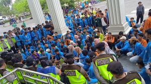 Ratusan Mahasiswa di Jambi Gelar Aksi Tolak Perppu Ciptaker Depan Gedung DPRD