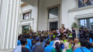 Demo Mahasiswa Tolak UU Ciptaker di Jambi Rusuh, Mahasiswa Lempar Aparat Dengan Botol