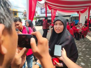 Kawal Pendaftaran 55 Bacaleg PDI P, Ratu Munawaroh Borong Satu Gerobak Rujak Buah Depan KPU Provinsi
