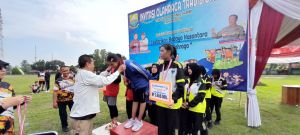 Pertandingan Selesai, Kadispora Kalungkan Medali ke Pemenang Invitasi Olahraga Tradisional 
