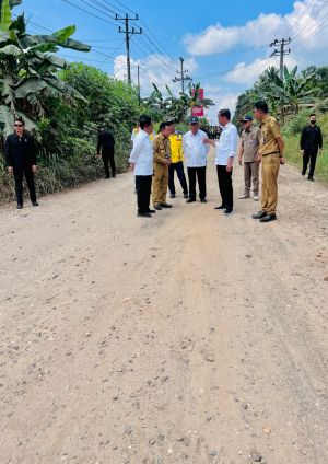 Jokowi Jajal Jalan Rusak di Sungai Gelam, Jokowi : Kita Ambil Alih Pengerjaannya