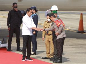 Kapolda Jambi Sambut Kedatangan Presiden RI di Bandara