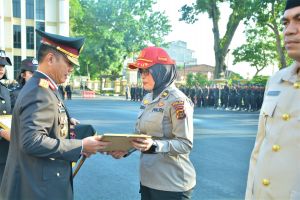 Kapolda Jambi Beri Penghargaan ke Personel Berprestasi di Hari Kebangkitan Nasional 
