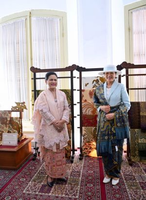 Iriana Jokowi Ajak Permaisuri Jepang Lihat Lukisan dan Pameran Batik Jawa Hokokai 