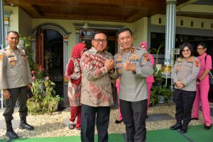 Sambut HUT Bhayangkara ke-77, Polda Jambi Anjangsana ke Mantan Kapolda Jambi Mukhlis AS