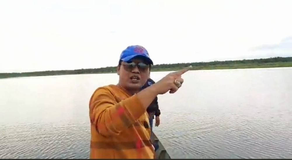 Anggota DPRD Provinsi Jambi Abun Yani Saat Berada di Tengah-tengah Danau Arang-arang Kecamatan Kumpeh Ulu, Kabupaten Muaro Jambi.