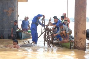 Peduli Lingkungan, Polda Jambi Gandeng Masyarakat Bersihkan Sampah di Sungai Batanghari