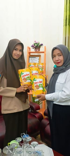 Kreatif, Alumni AHM Best Student Jambi Olah Ampas Tebu jadi Cemilan Enak