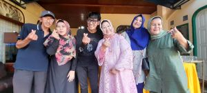 Bassist Five Minuts Setelah Konser, Kini Masih di Jambi Silaturahmi Dikediaman Alm Zoerman Manap 