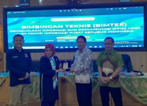 Dua Komisioner KI Pusat Samrotunnajah dan Gede Narayana Berikan Bimbingan Teknis ke PPID Unja