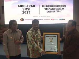 Mengayomi Insan Siber, SAH Terima Penghargaan Sahabat Pers Indonesia dari SMSI Pusat