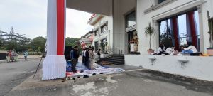 Jelang Sampaikan Aspirasi, Massa Pematang Bedaro Gelar Salat Zuhur di Depan Kantor DPRD Jambi