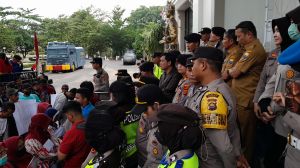 Abun Yani Temui Massa Aksi Terkait PT FPIL di DPRD Provinsi Jambi, Warga Langsung Duduk Bersama