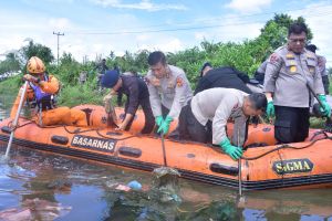 Sambut HUT RI, Kapolda Jambi Lakukan Aksi Bersih-Bersih Sungai di Tungkal