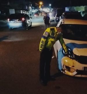 Nekat Memotong Jalur, Pengendara Motor Tabrak Mobil, Begini Kondisinya