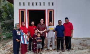 Ihsan Yunus Salurkan Puluhan Bantuan Bedah Rumah, Warga: Rasanya Lebih Nyaman