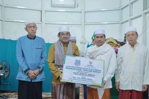Bupati Tanjab Barat  Safari Subuh di Masjid Sa'adatul Abadiyah, Serahkan Rp 10 juta