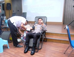 Sambut Hari Lalu Lintas Bhayangkara ke-68, Kapolda Jambi Donor Darah
