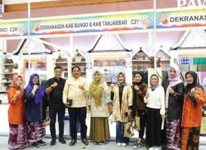 Bupati Tanjab Barat Bersama Ketua TP PKK Kunjungi Stand Dekranasda Pameran Kriyanusa