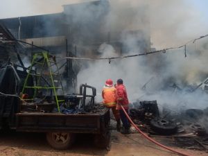 Bengkel di Kota Jambi  Terbakar, 7 Armada Damkar Diturunkan ke Lokasi