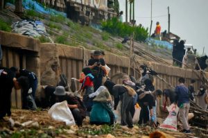 Ratusan Pemuda Jambi Turun Bersihkan Sampah di Sungai Batanghari 