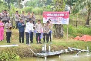 Bersama Polres Bungo, Polda Jambi  Berikan Bansos Air Bersih untuk Masyarakat