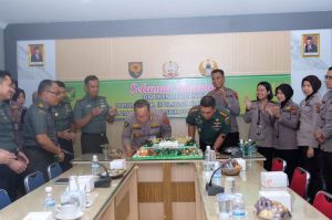 Sinergi TNI- Polri, Kepala RS Bhayangkara Polda Jambi Berikan Kejutan di HUT TNI