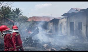 Bedeng Enam Pintu Dikawasan Sijenjang Kota Jambi Terbakar