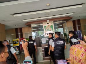Bawa 2 Box Besar, Ditreskrimsus Polda Jambi Datangi Kantor PTPN VI