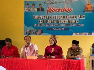 Dari Dusun Jadi Ketua DPRD, Motivasi Edi ke Pelajar SMKN1 Tebo : Saya Bukan Anak Orang Kaya 